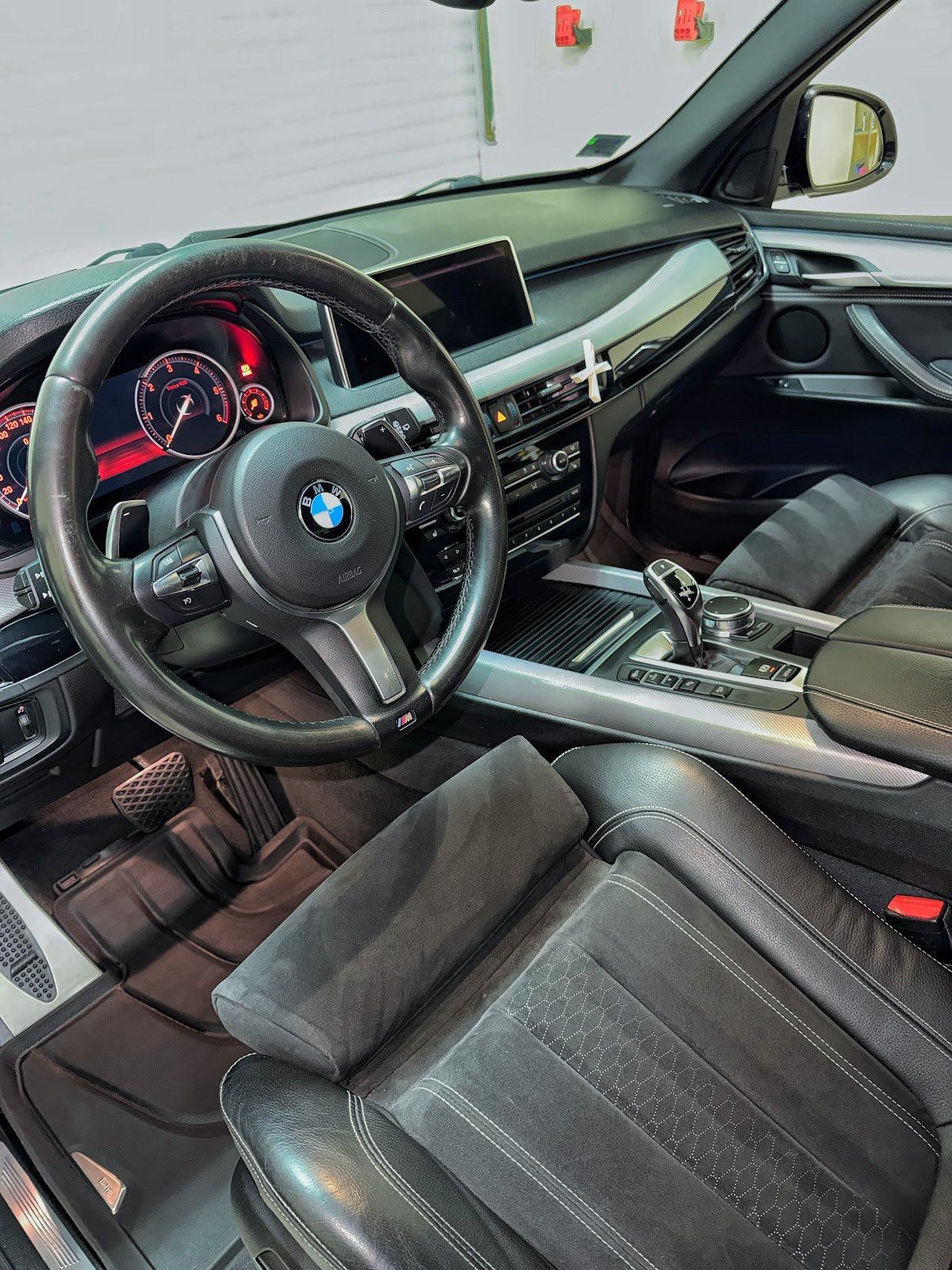 Enterijer BMW-a posle dubinskog pranja